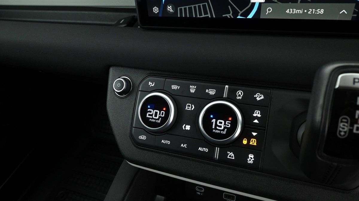 Land Rover Defender 110 Image 12