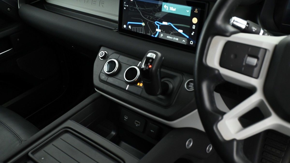 Land Rover Defender 110 Image 2