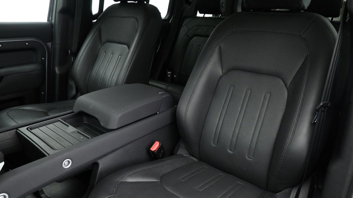 Land Rover Defender 110 Image 4