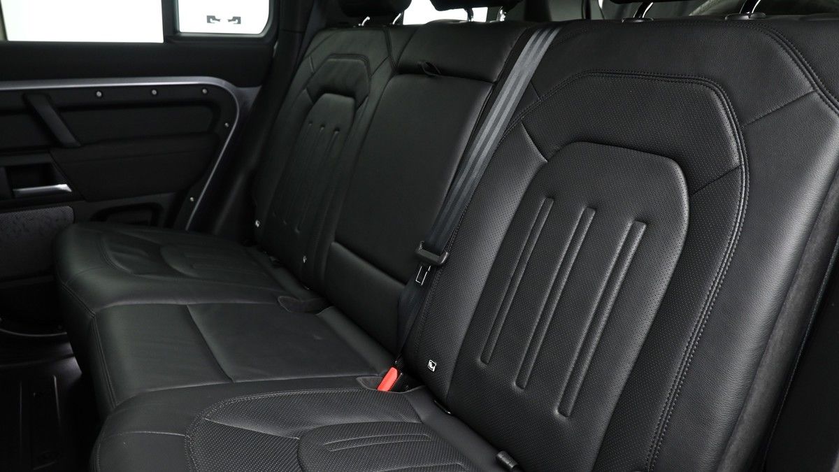 Land Rover Defender 110 Image 5