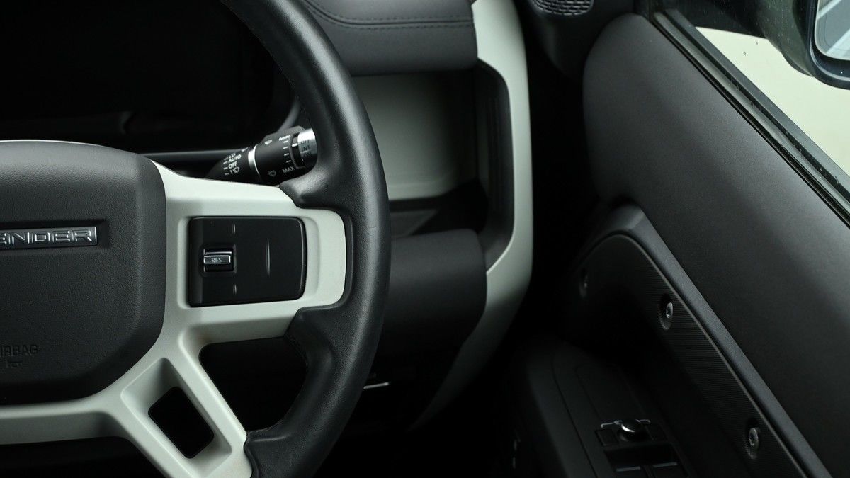 Land Rover Defender 110 Image 16