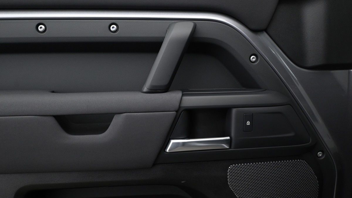 Land Rover Defender 110 Image 13