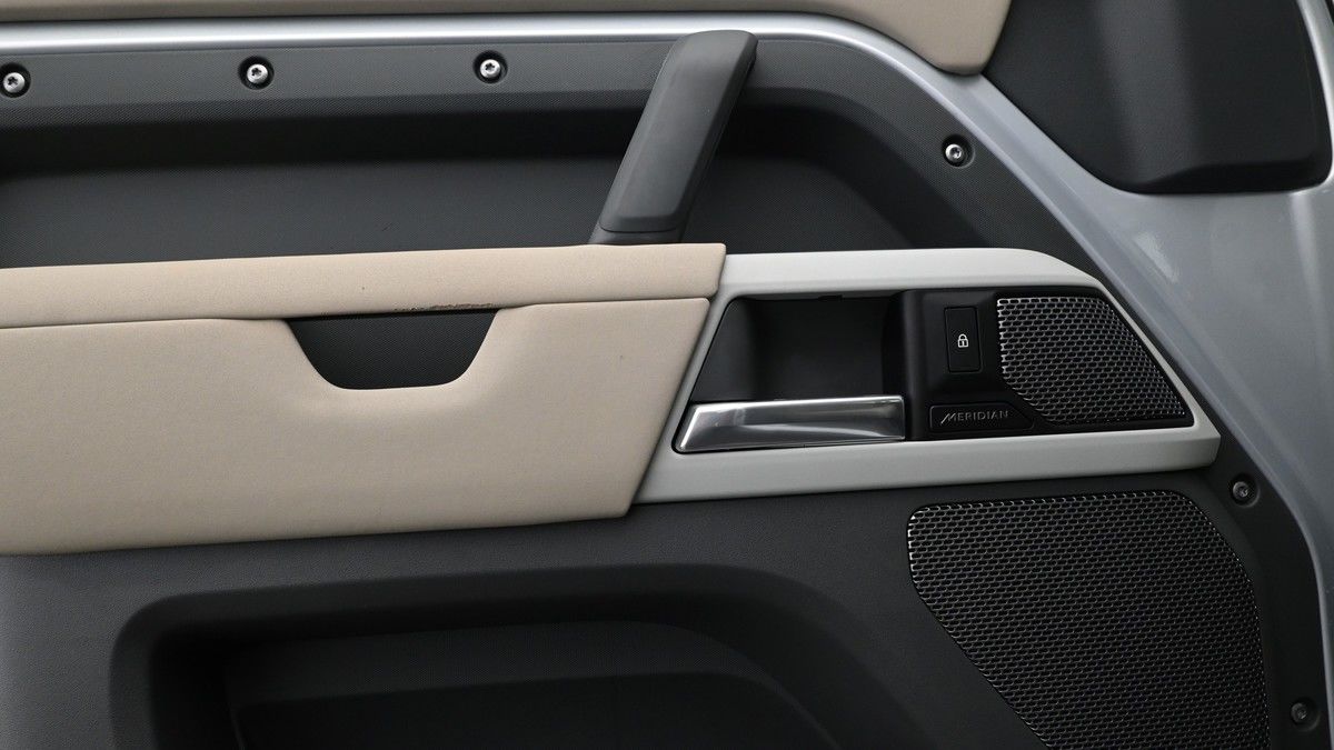 Land Rover Defender 110 Image 12