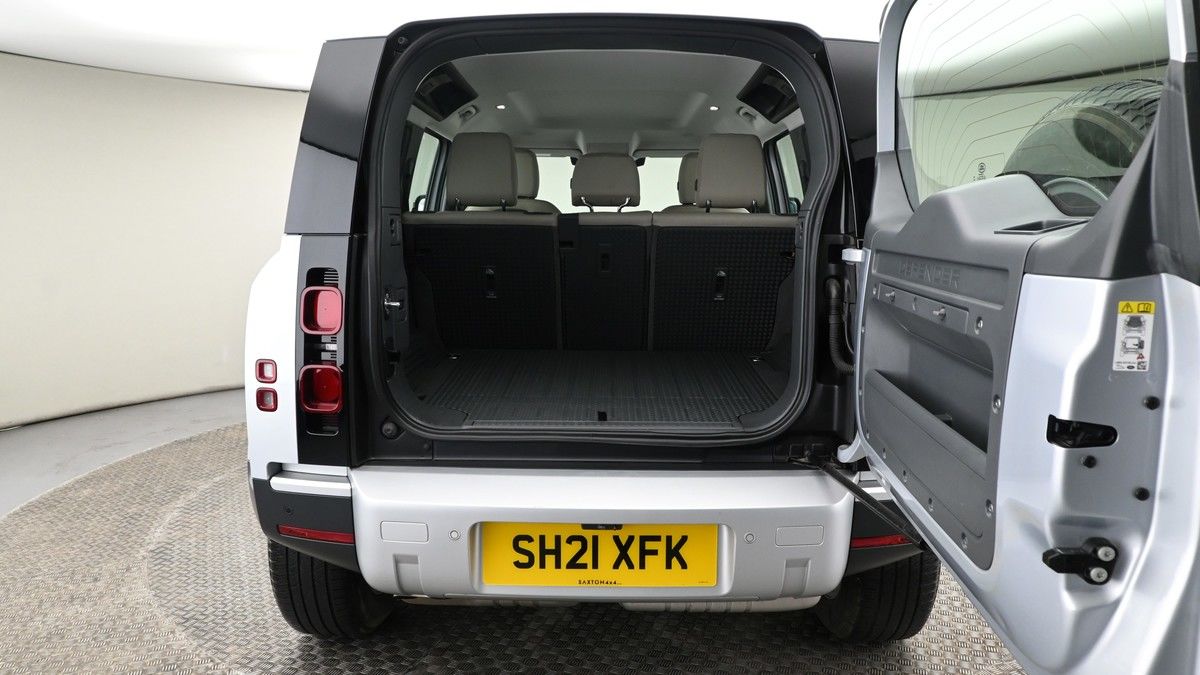 Land Rover Defender 110 Image 10