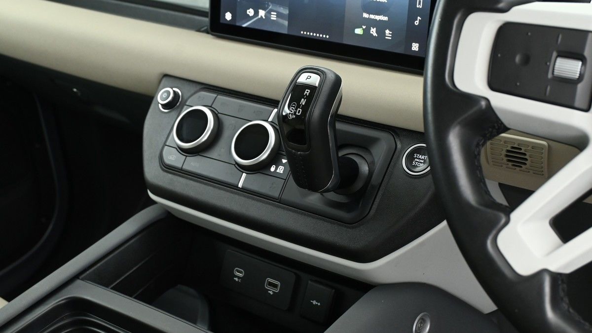 Land Rover Defender 110 Image 2