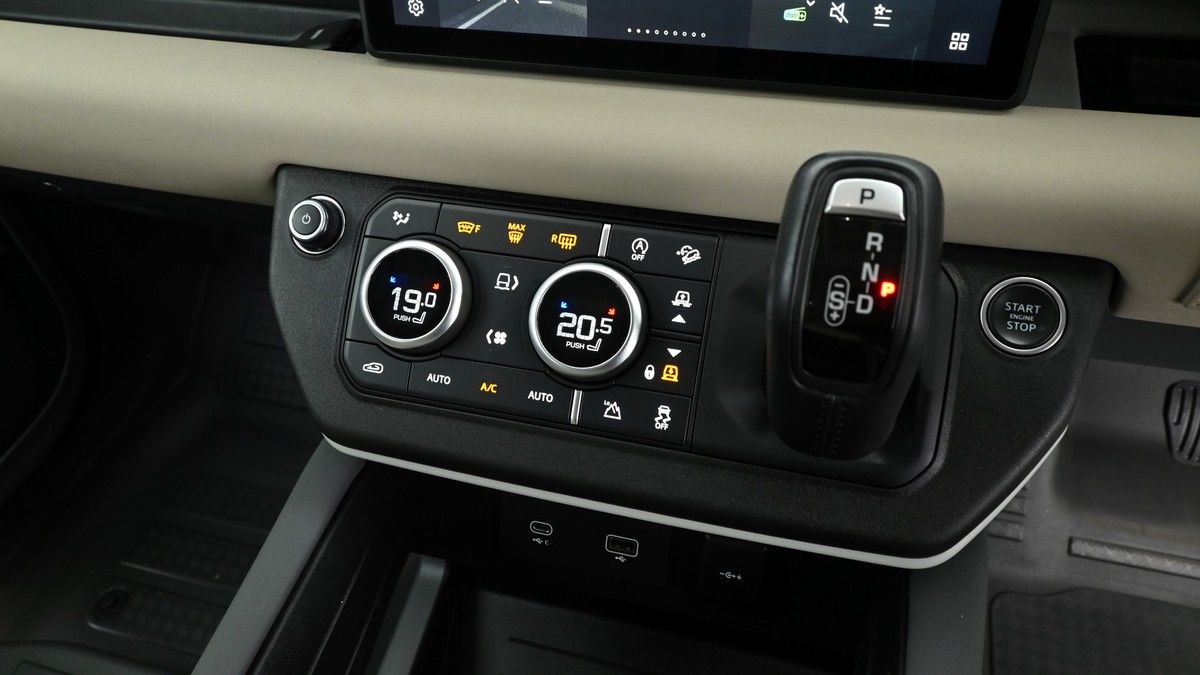 Land Rover Defender 110 Image 4