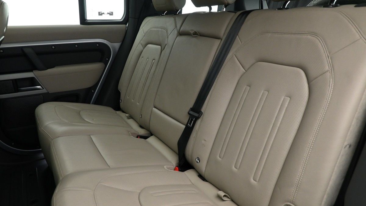 Land Rover Defender 110 Image 5