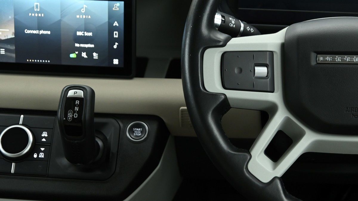 Land Rover Defender 110 Image 15