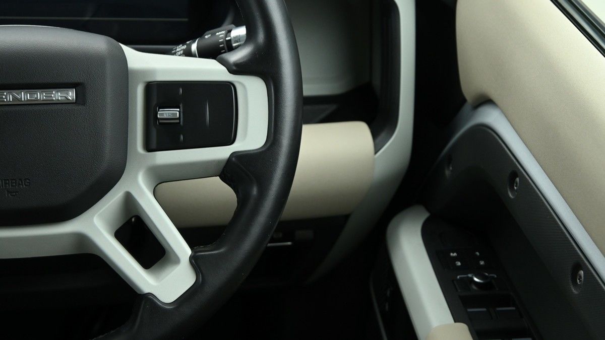 Land Rover Defender 110 Image 16