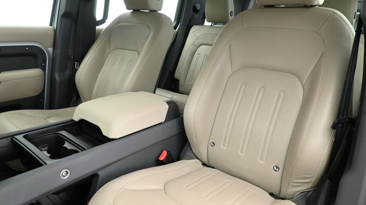 Land Rover Defender 110 Image 13