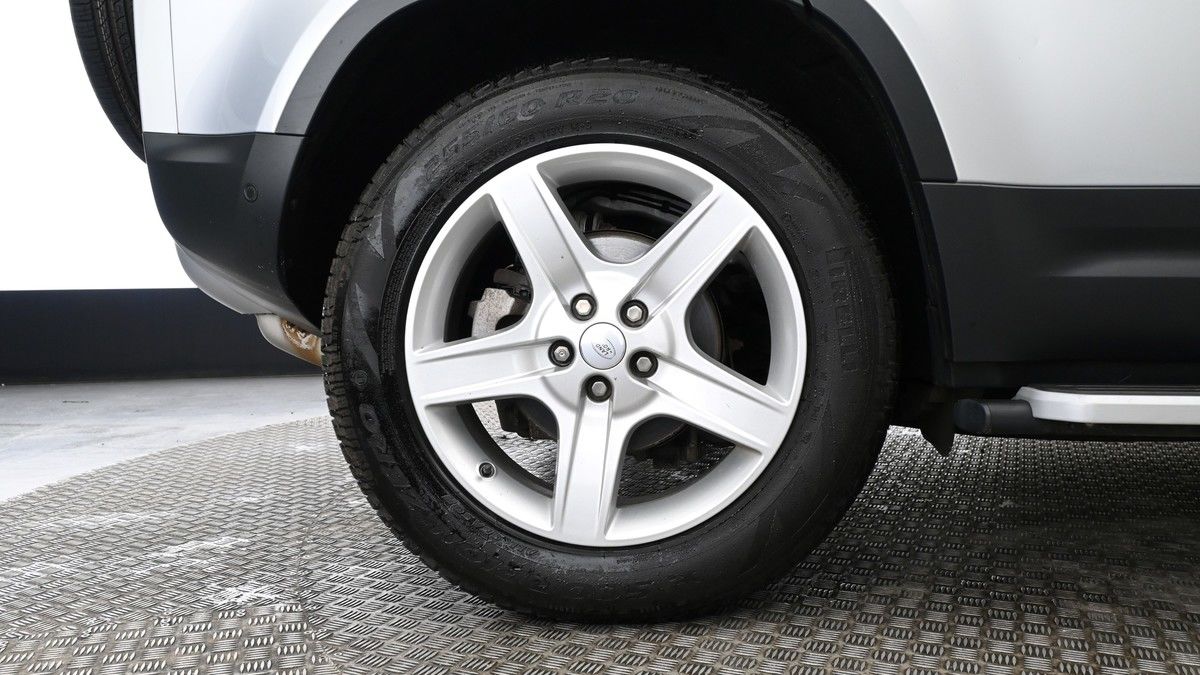 Land Rover Defender 110 Image 9