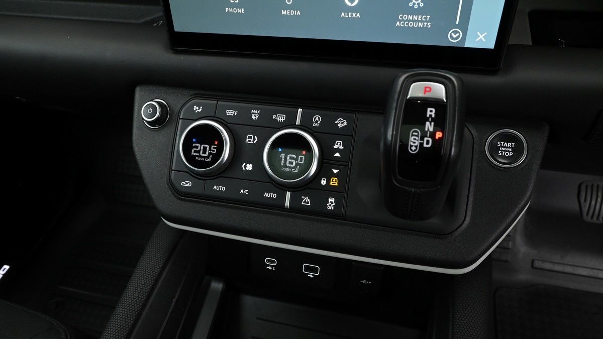 Land Rover Defender 110 Image 12