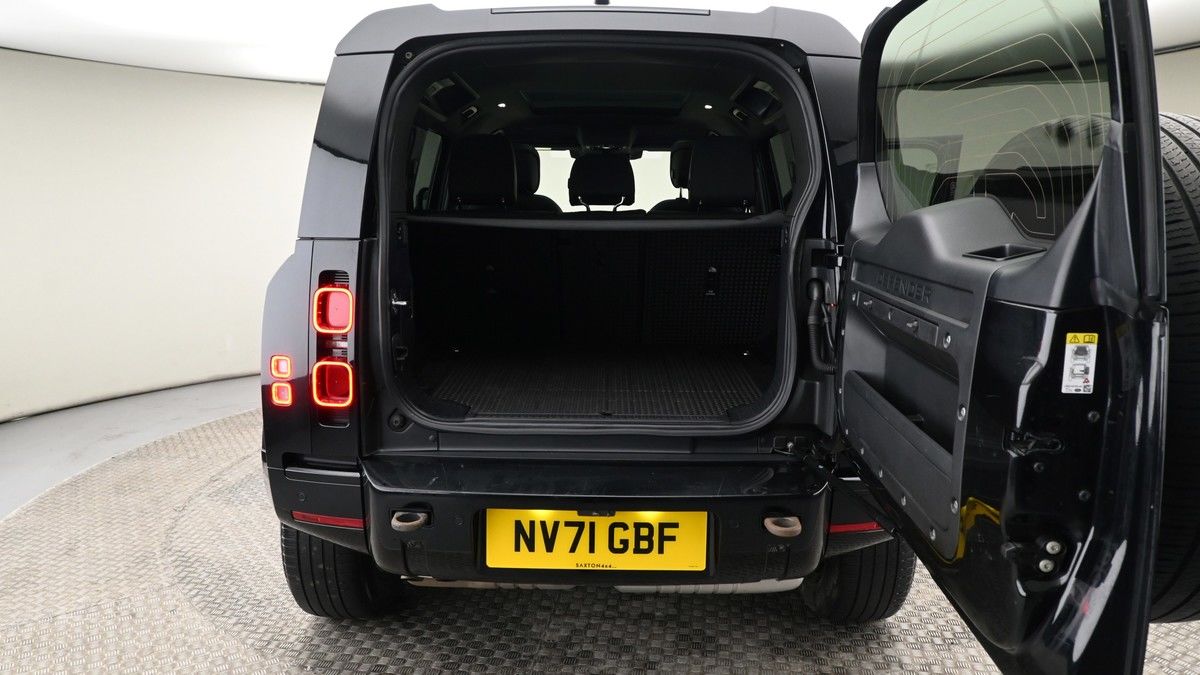 Land Rover Defender 110 Image 10