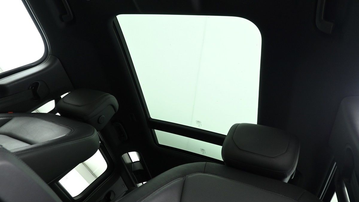 Land Rover Defender 110 Image 2