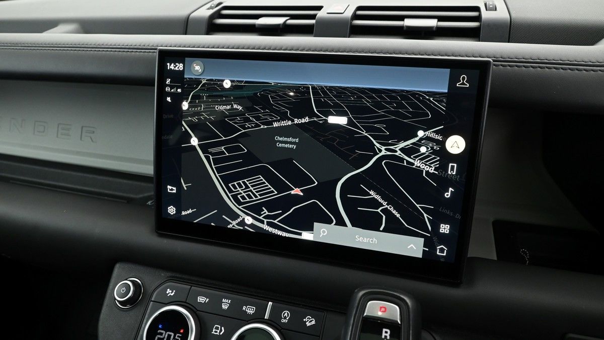 Land Rover Defender 110 Image 11