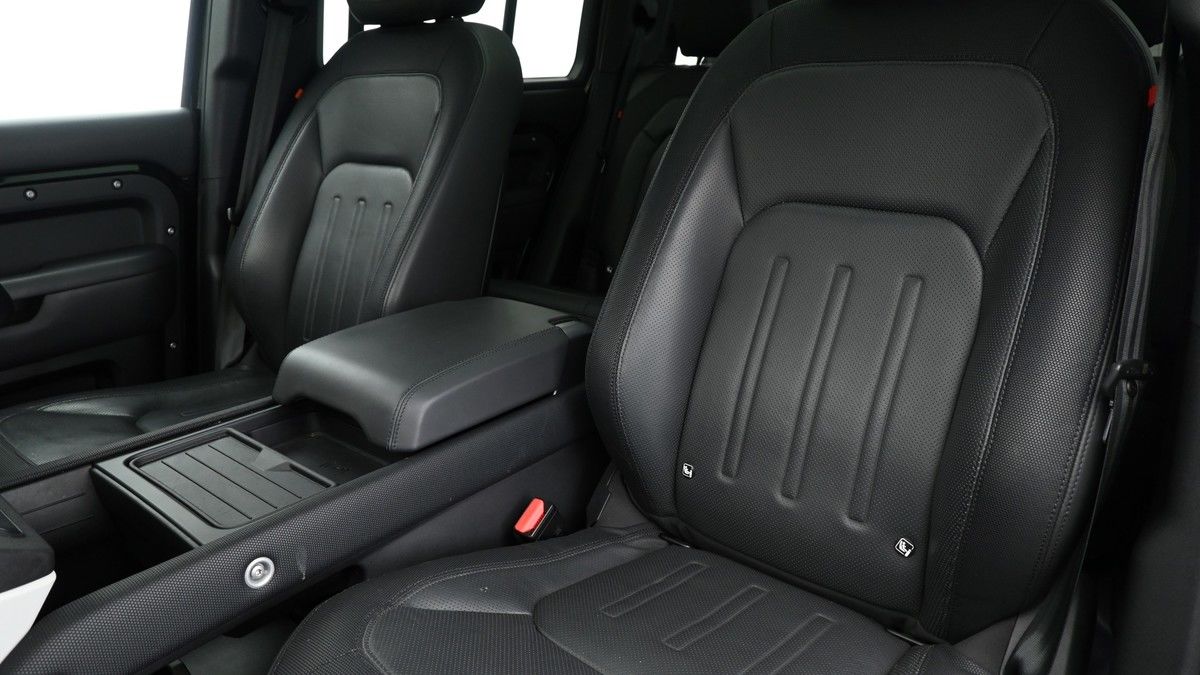 Land Rover Defender 110 Image 4
