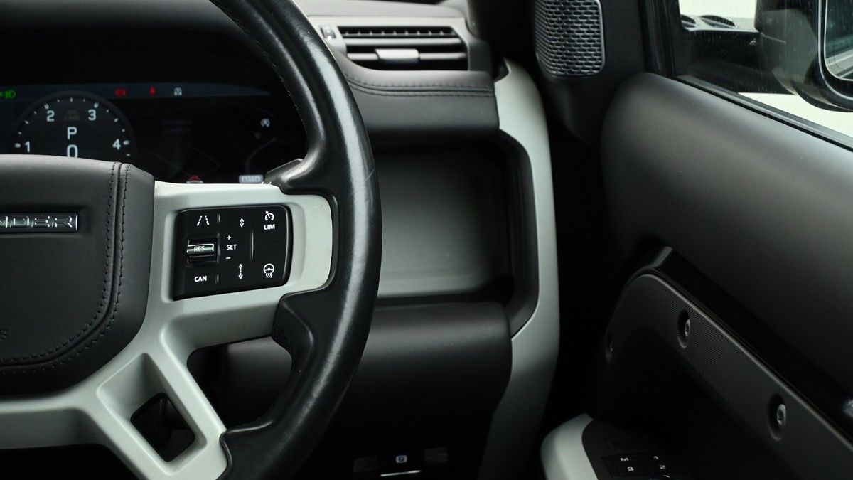 Land Rover Defender 110 Image 16