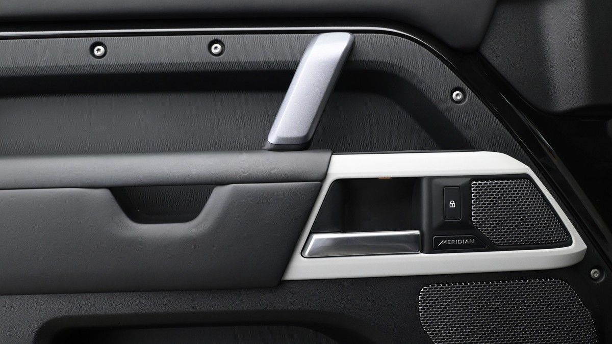 Land Rover Defender 110 Image 13