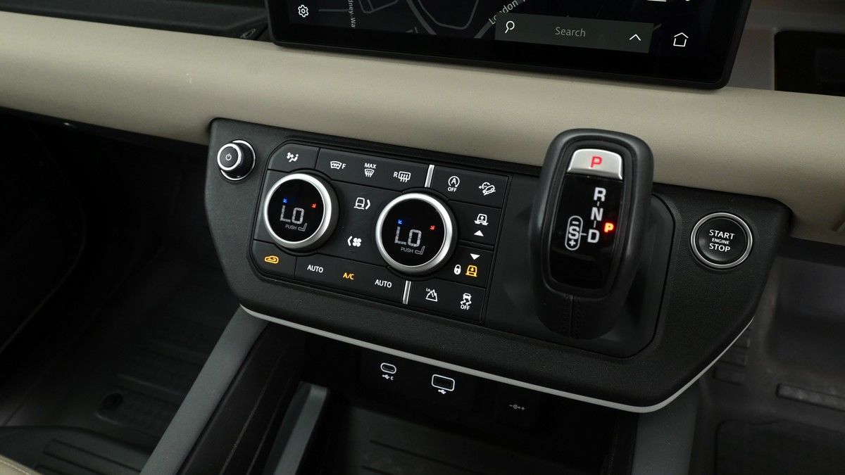 Land Rover Defender 110 Image 12