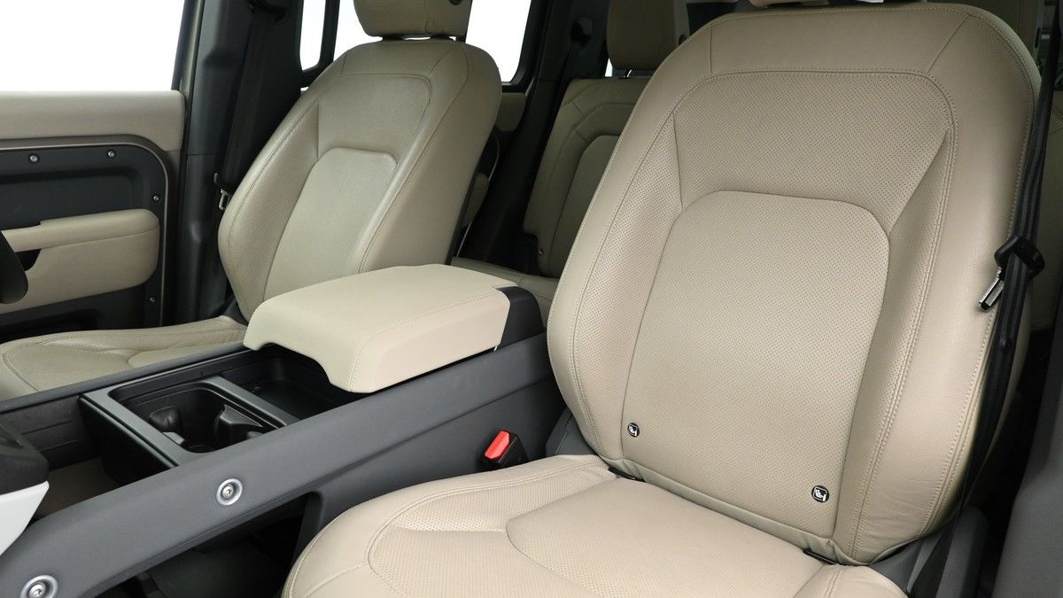 Land Rover Defender 110 Image 4