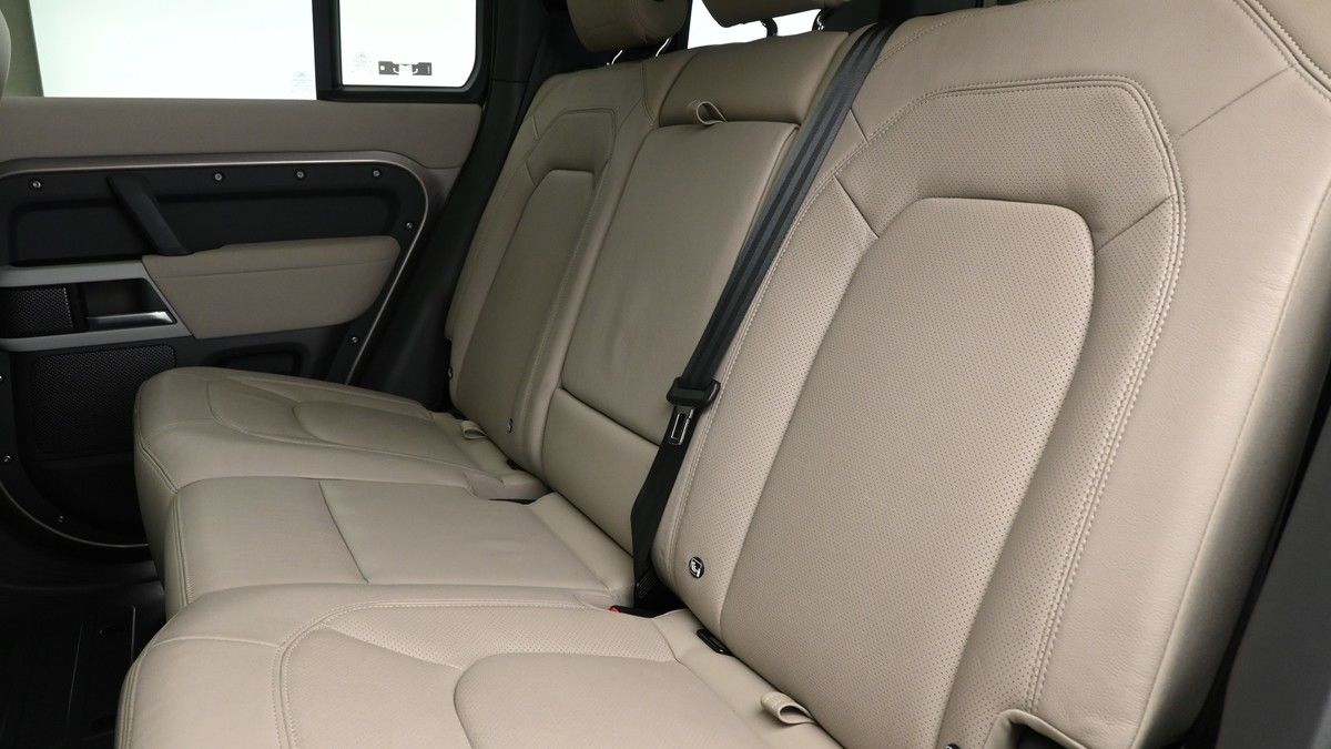 Land Rover Defender 110 Image 5