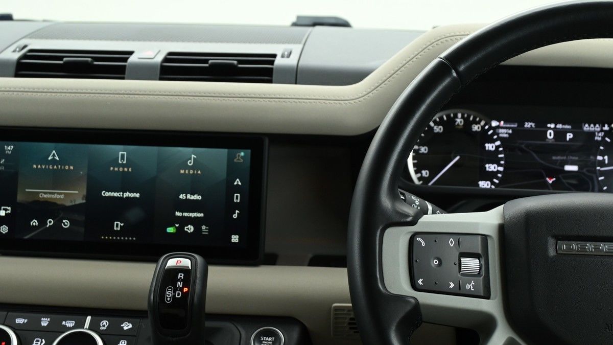 Land Rover Defender 110 Image 15