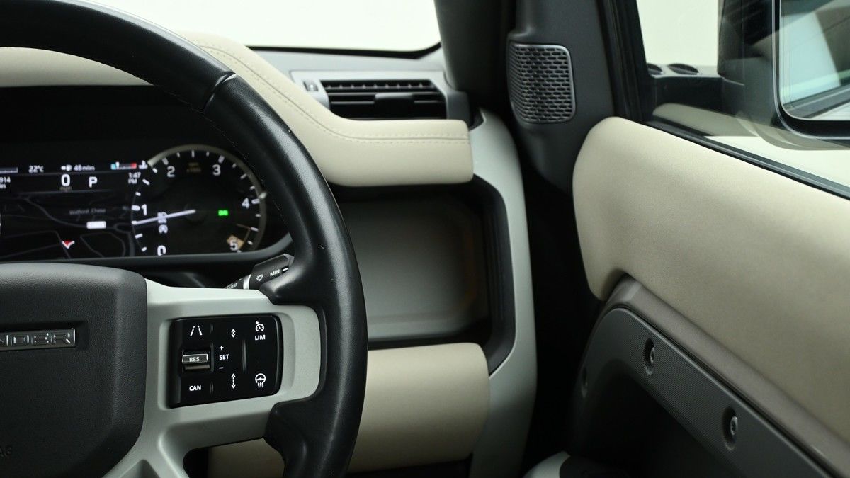 Land Rover Defender 110 Image 16