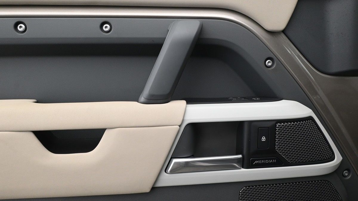 Land Rover Defender 110 Image 13