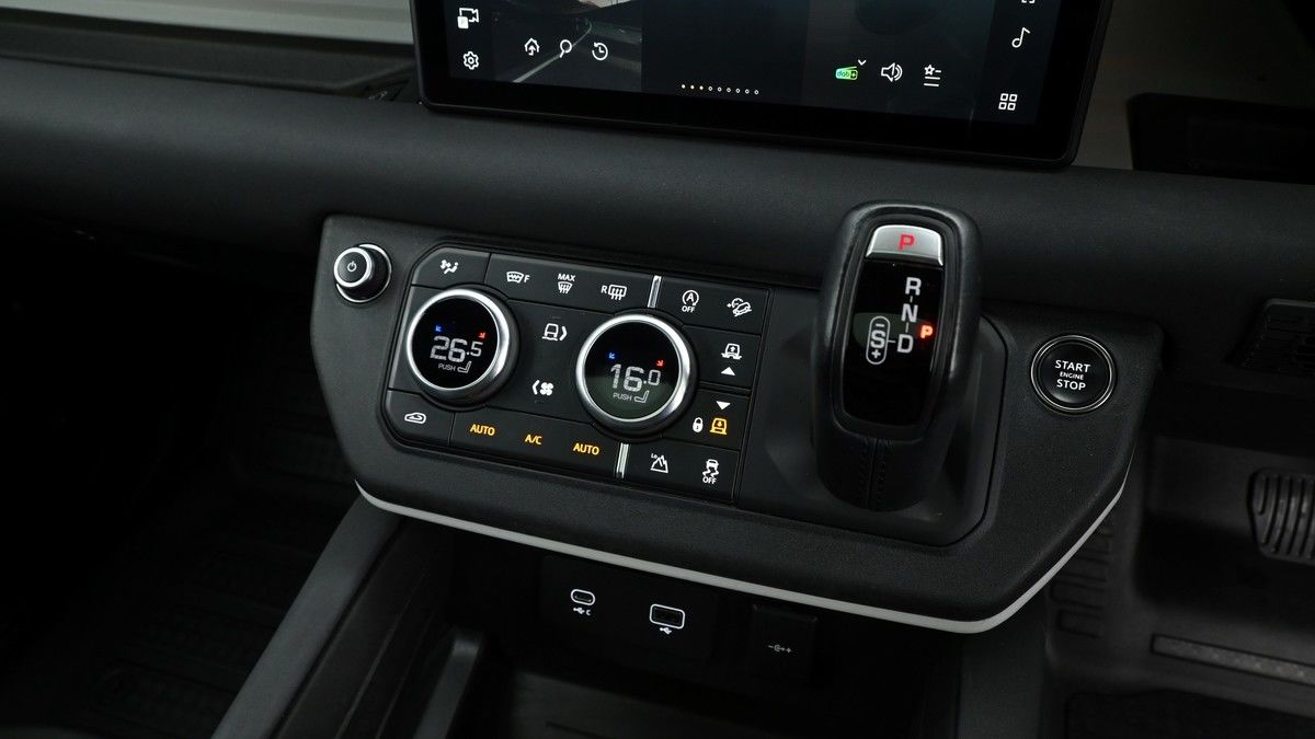 Land Rover Defender 110 Image 12