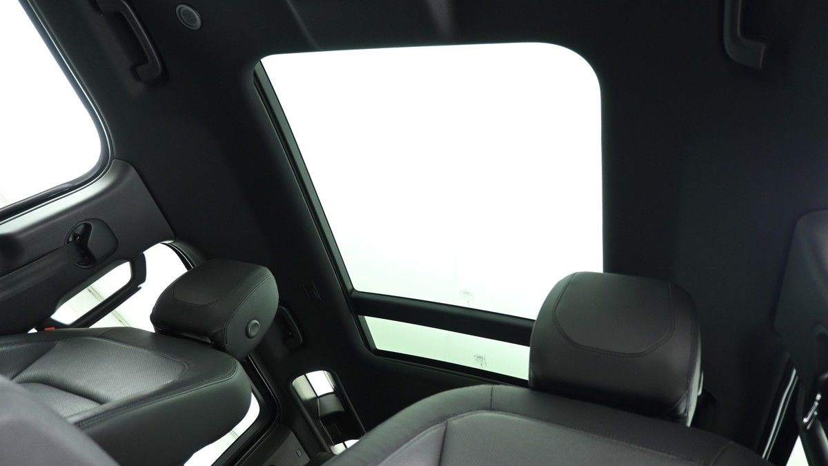 Land Rover Defender 110 Image 2