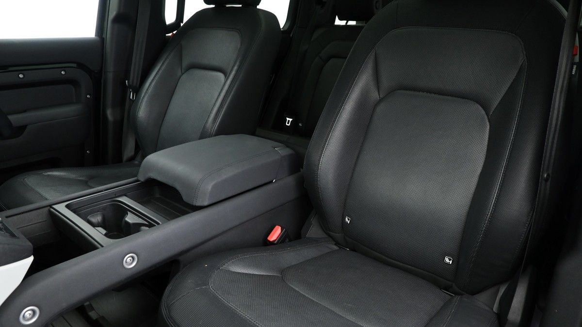 Land Rover Defender 110 Image 4