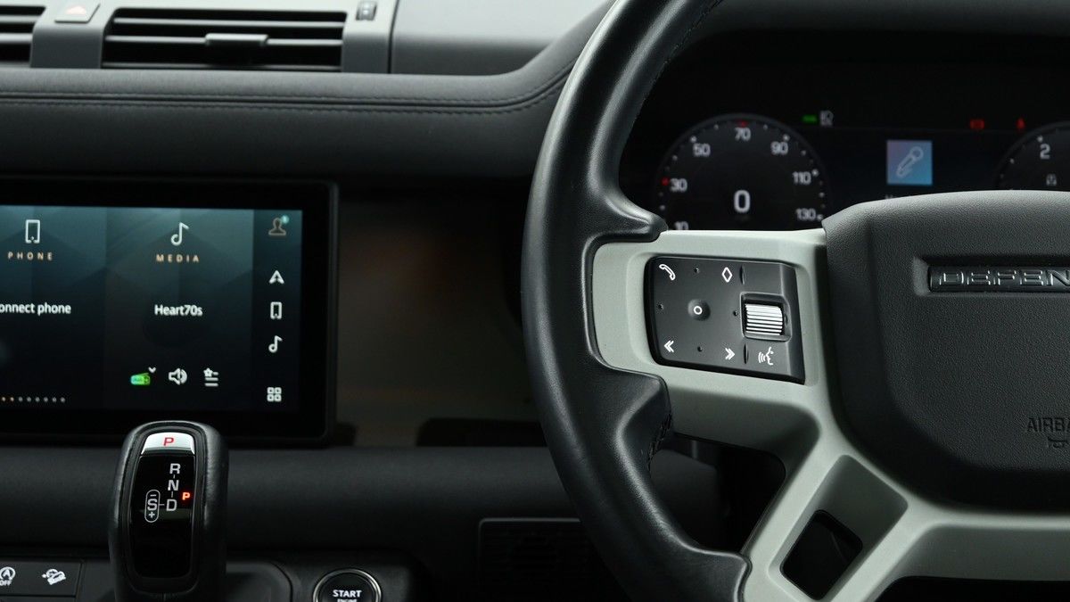 Land Rover Defender 110 Image 15