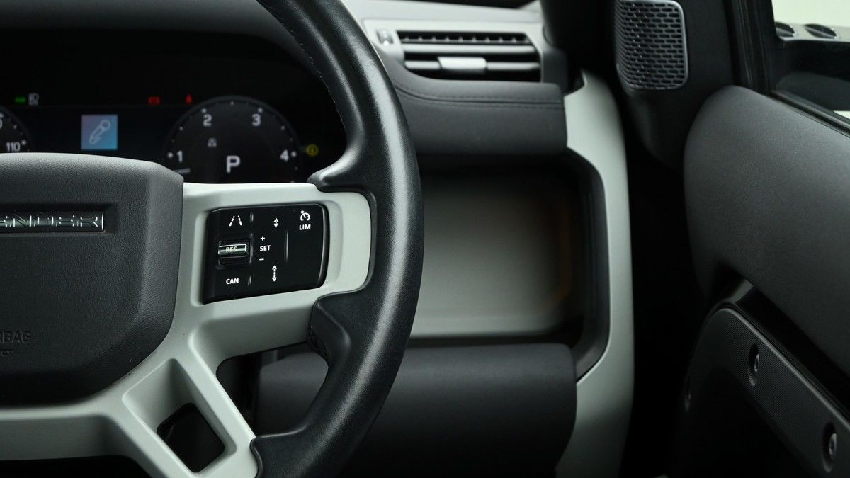 Land Rover Defender 110 Image 16