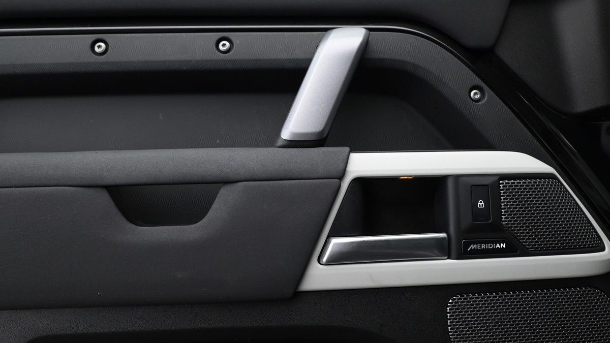 Land Rover Defender 110 Image 13