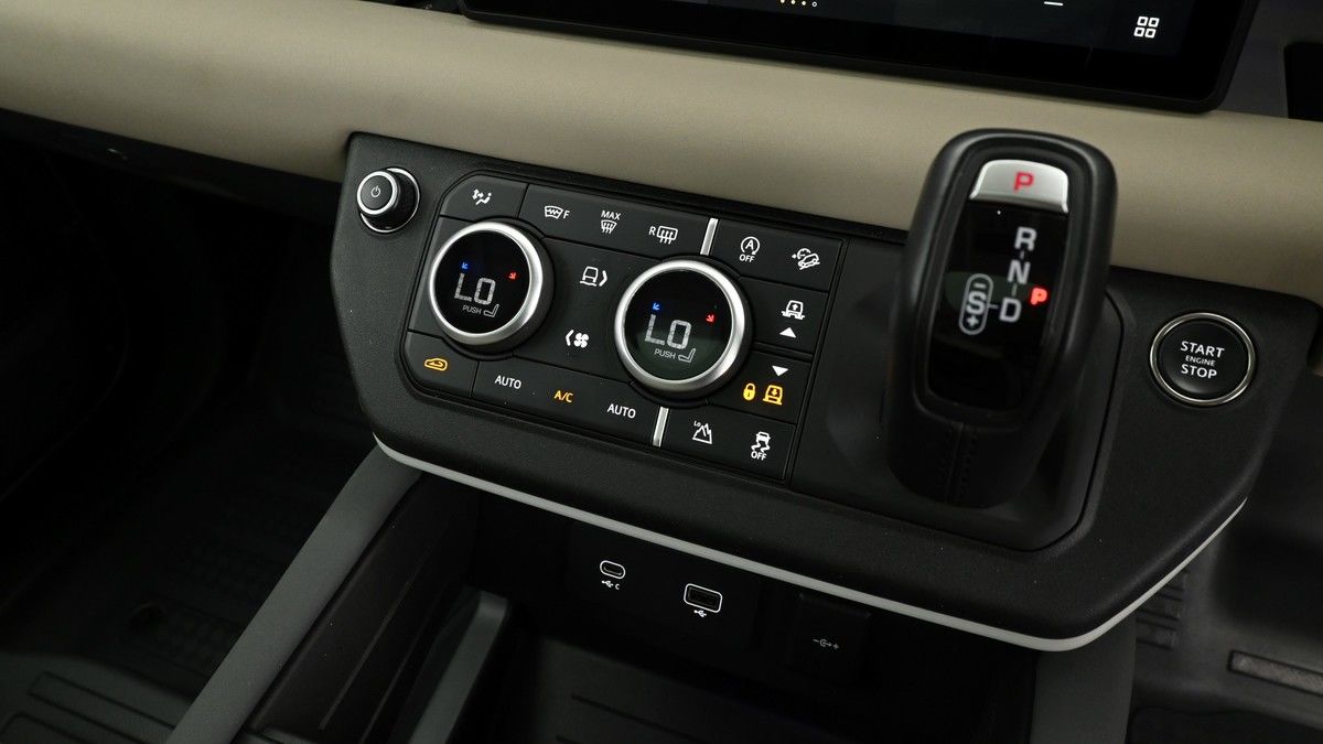 Land Rover Defender 110 Image 12