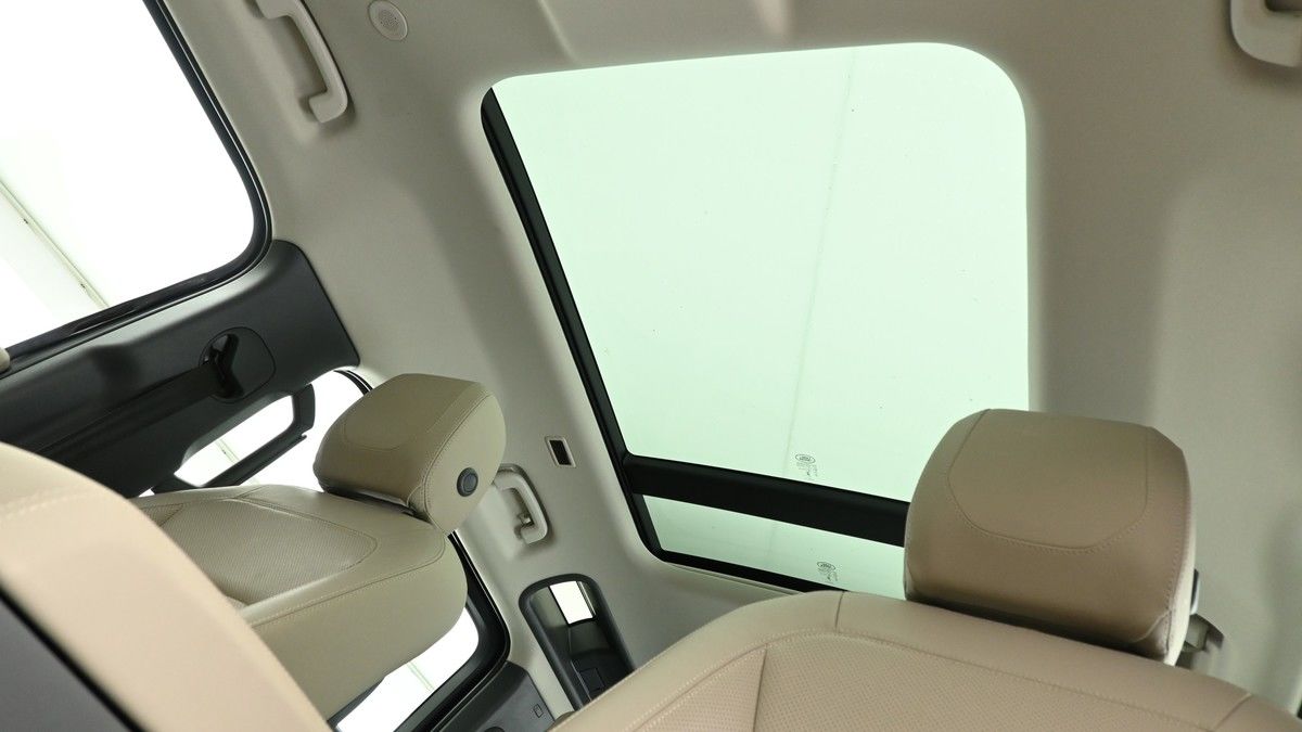 Land Rover Defender 110 Image 2
