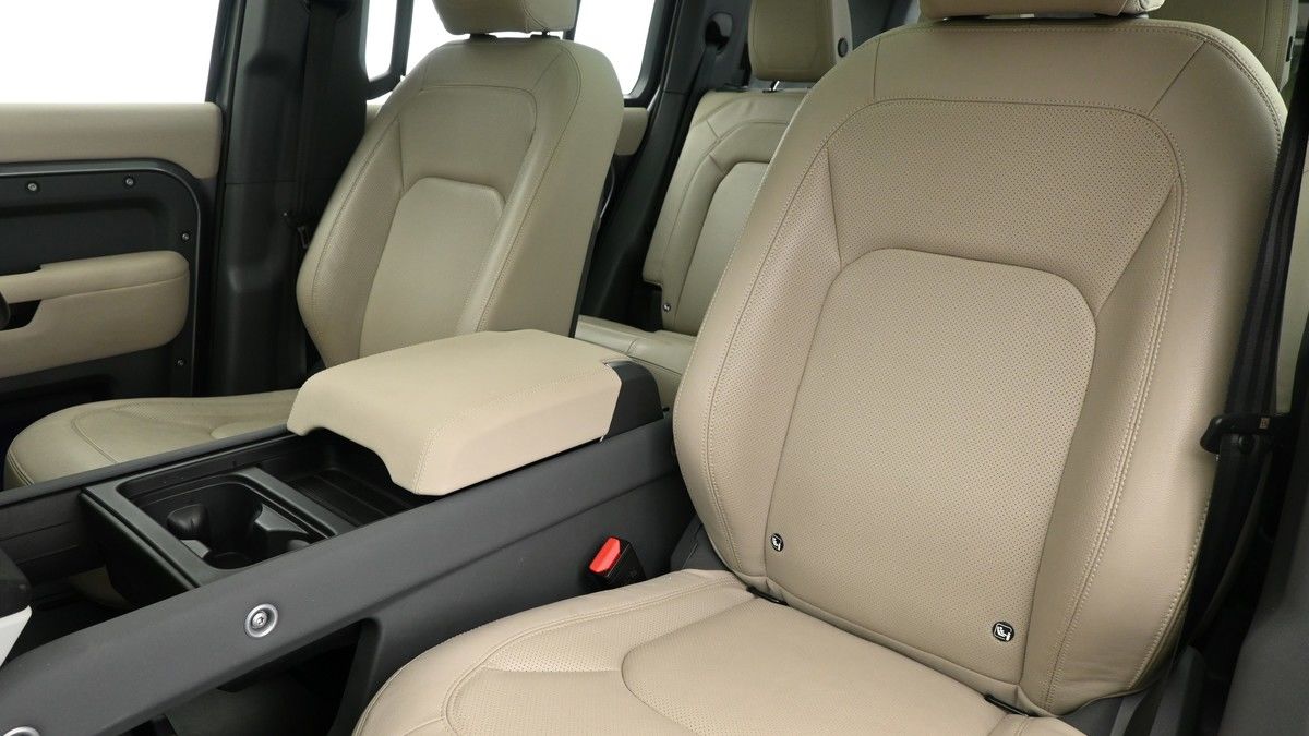 Land Rover Defender 110 Image 4
