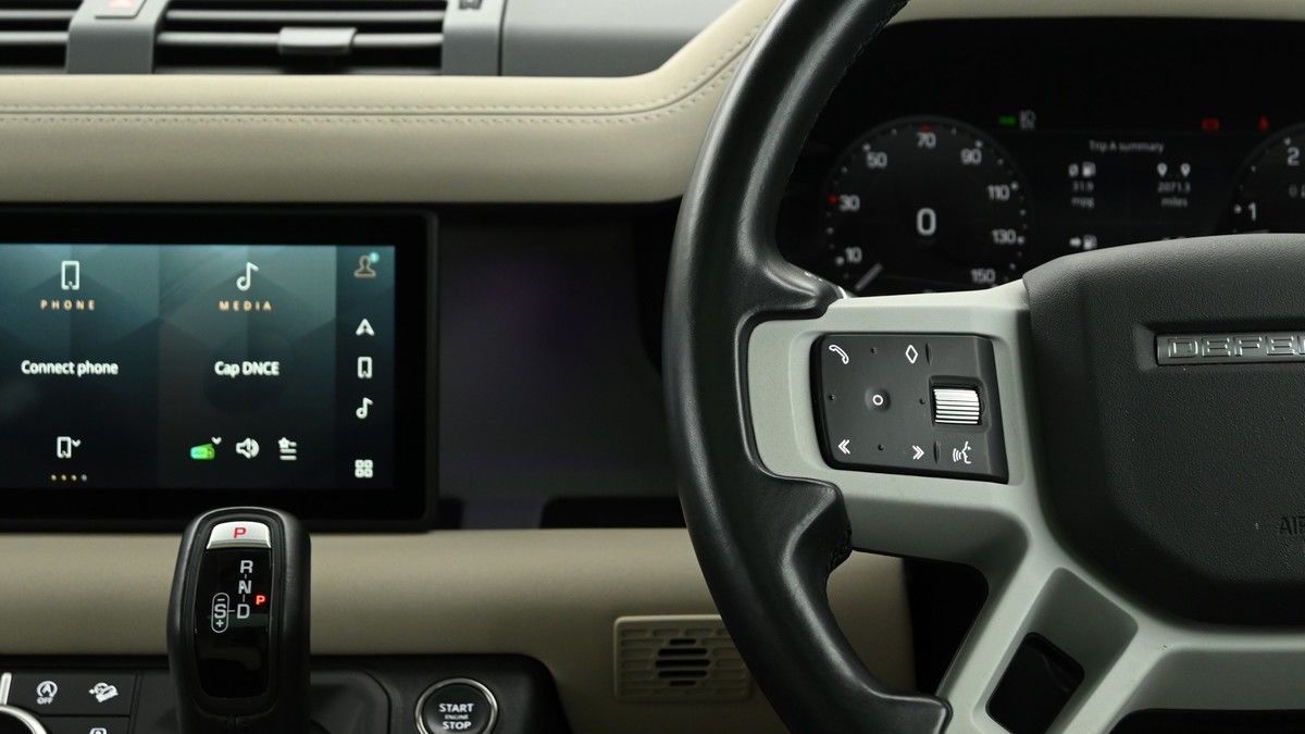 Land Rover Defender 110 Image 15