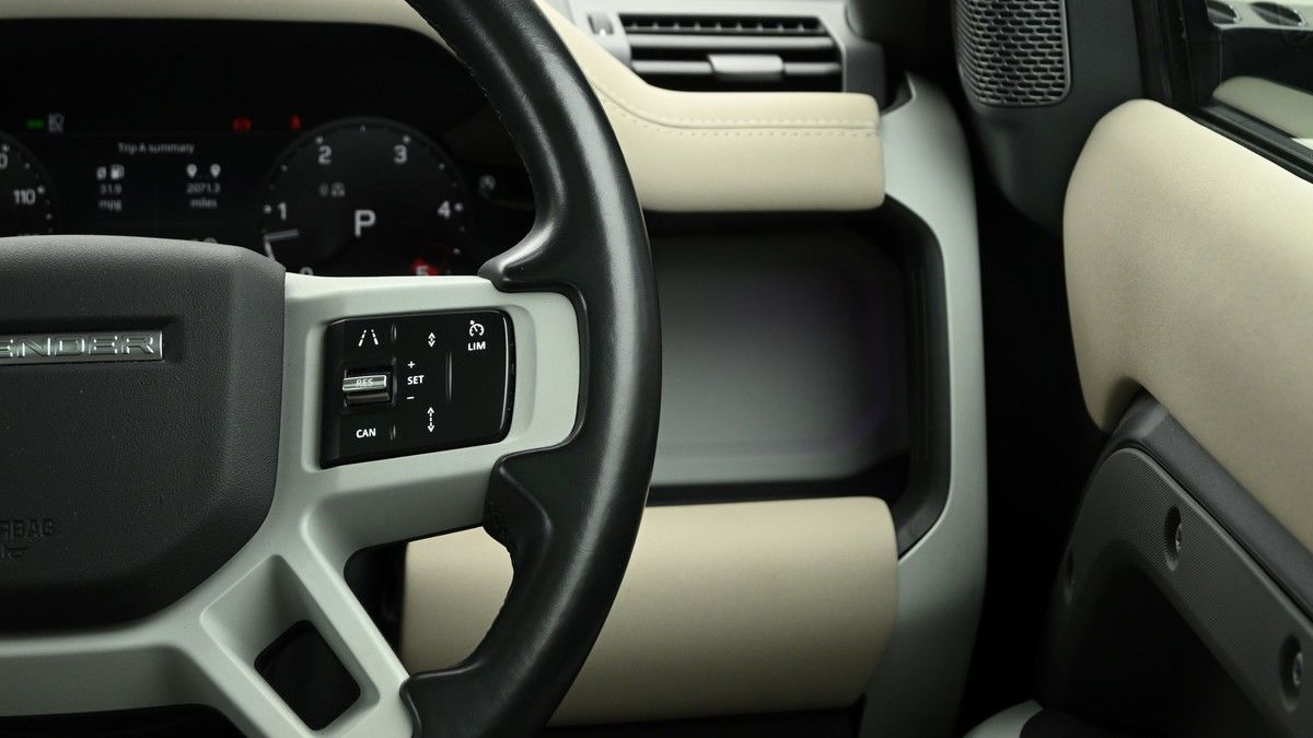 Land Rover Defender 110 Image 16