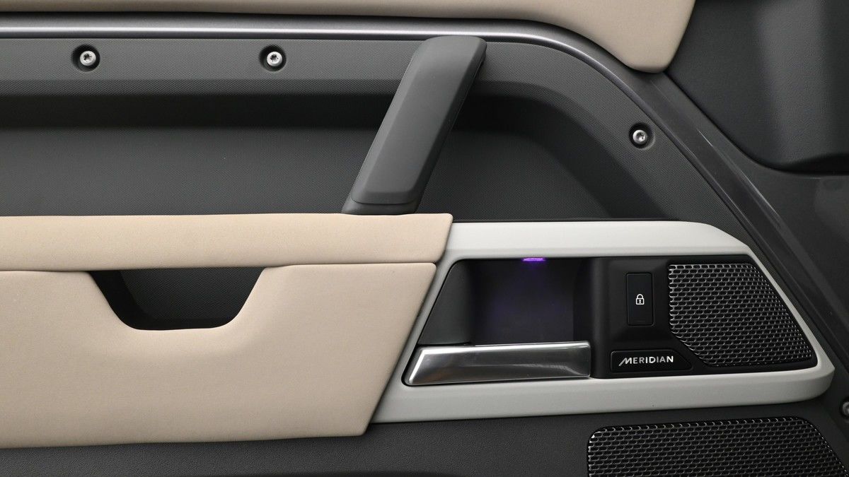 Land Rover Defender 110 Image 13