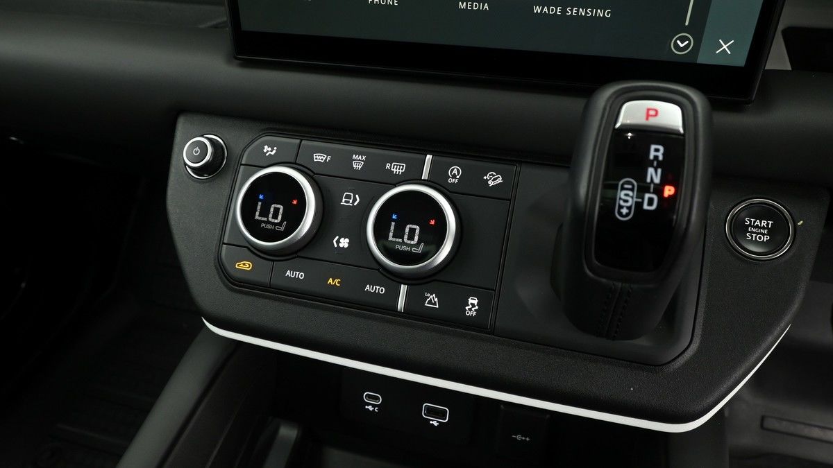 Land Rover Defender 110 Image 12