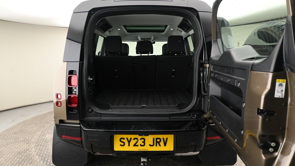 Land Rover Defender 110 Image 10