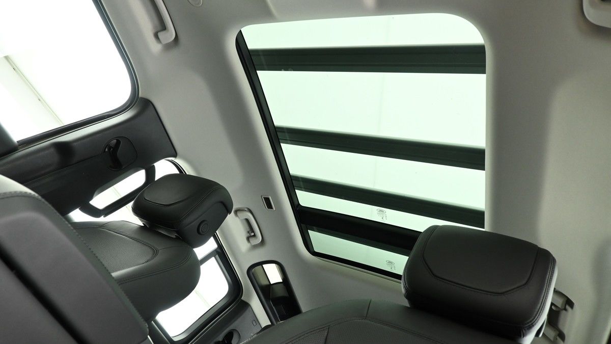 Land Rover Defender 110 Image 2