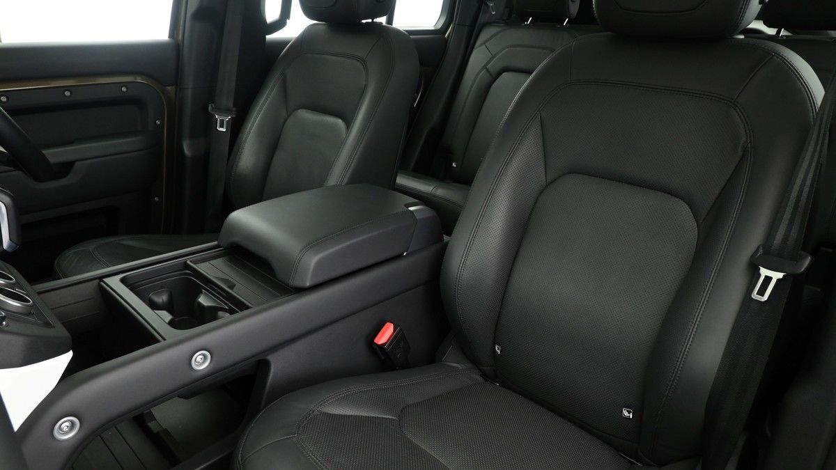 Land Rover Defender 110 Image 4