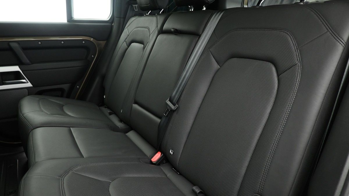 Land Rover Defender 110 Image 5
