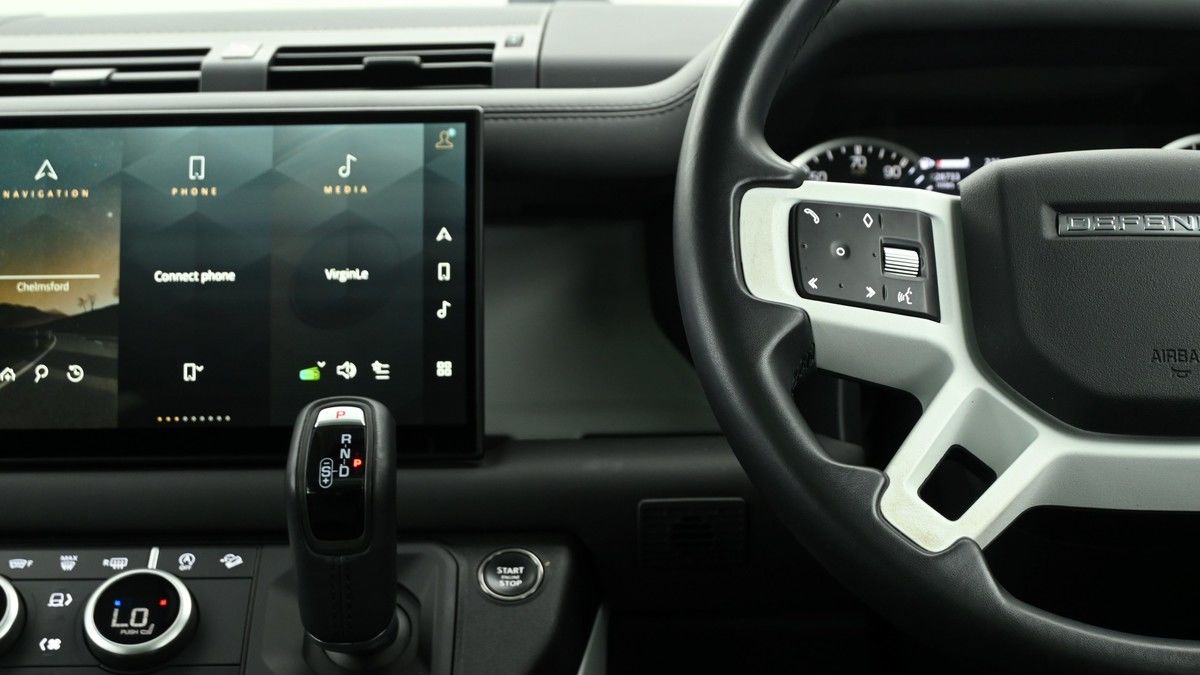 Land Rover Defender 110 Image 15