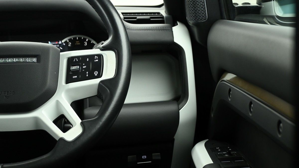 Land Rover Defender 110 Image 16