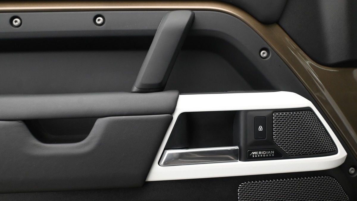 Land Rover Defender 110 Image 13