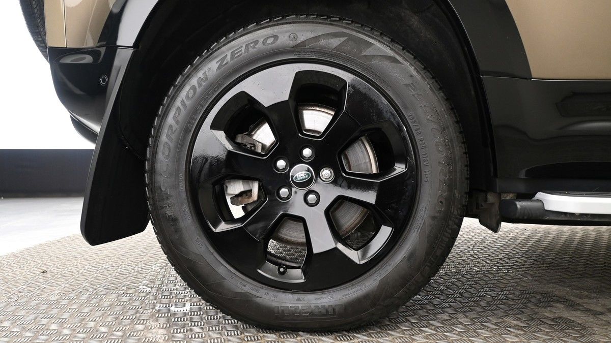 Land Rover Defender 110 Image 9