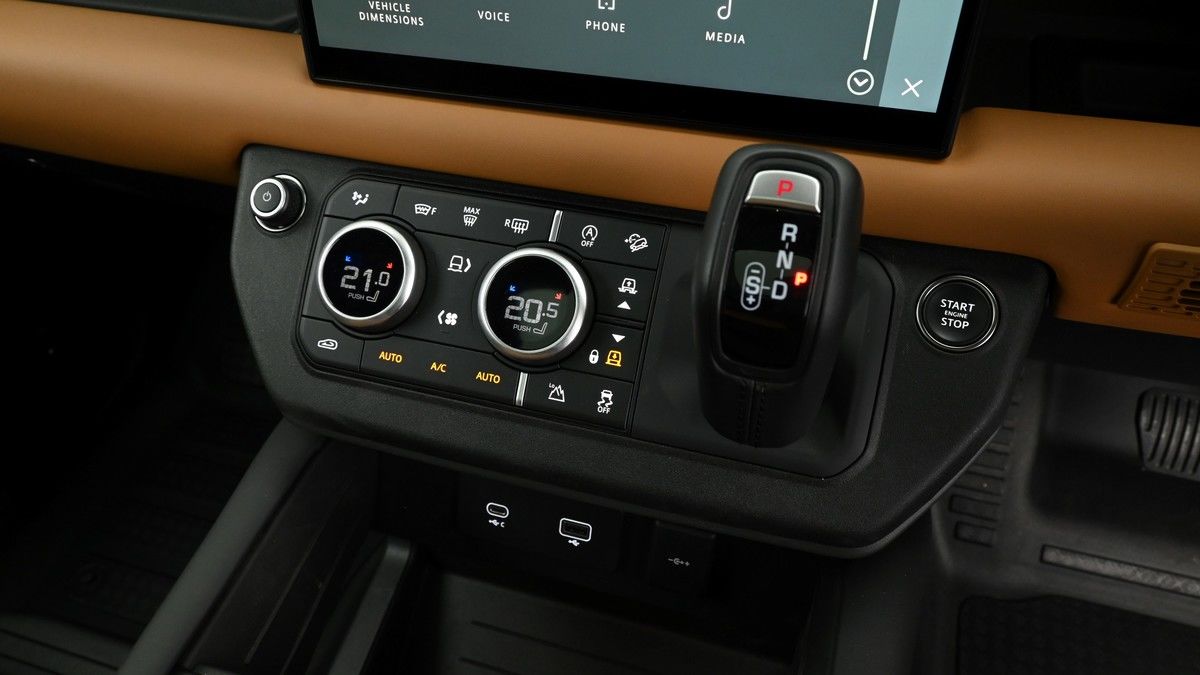 Land Rover Defender 110 Image 12